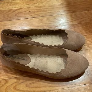 Scalloped Tan Flats: Size 11 W